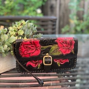 *Rare* one of a kind vintage leather wristlet 🌹